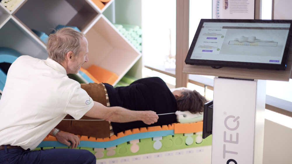 Een slaapTEQ adviseur voert een liganalyse uit op de ligsimulator